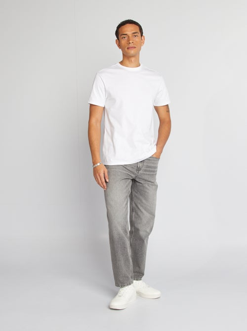 Camiseta de hombre de algodón con cuello redondo lisa - Kiabi Camiseta de hombre de algodón con cuello redondo lisa - Kiabi