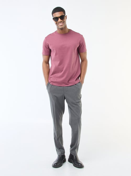 Camiseta de hombre de algodón con cuello redondo lisa - Kiabi Camiseta de hombre de algodón con cuello redondo lisa - Kiabi