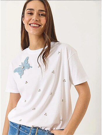 Camiseta de manga corta con accesorios de mariposa y adornos de piedras lucci