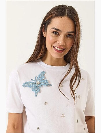Camiseta de manga corta con accesorios de mariposa y adornos de piedras lucci