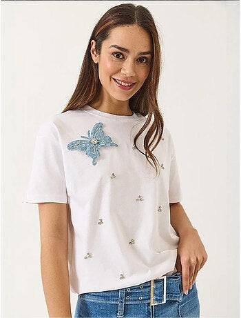 Camiseta de manga corta con accesorios de mariposa y adornos de piedras lucci