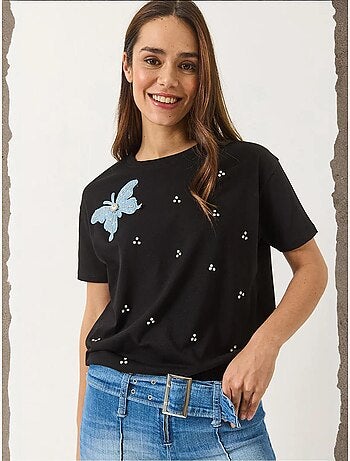 Camiseta de manga corta con accesorios de mariposa y adornos de piedras lucci