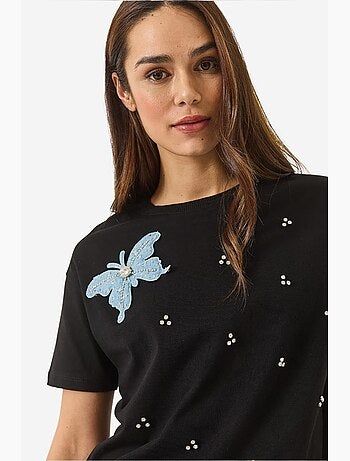 Camiseta de manga corta con accesorios de mariposa y adornos de piedras lucci