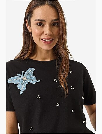 Camiseta de manga corta con accesorios de mariposa y adornos de piedras lucci