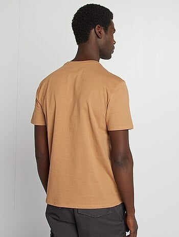 Camiseta de manga corta con bolsillo en el pecho y bordado
