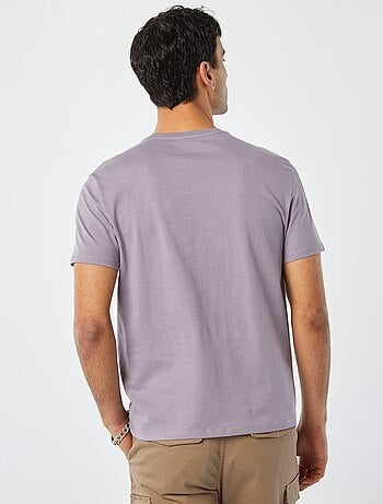Camiseta de manga corta con bolsillo en el pecho y bordado