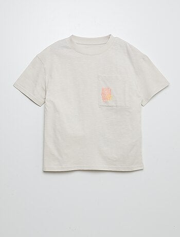 Camiseta de manga corta con bolsillo en el pecho y estampados