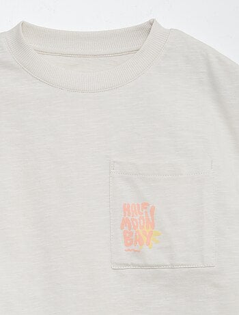 Camiseta de manga corta con bolsillo en el pecho y estampados