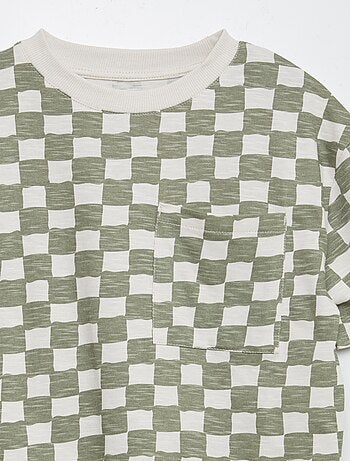 Camiseta de manga corta con bolsillo en el pecho y estampados