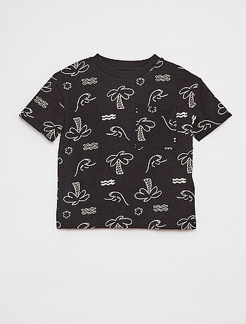 Camiseta de manga corta con bolsillo en el pecho y estampados