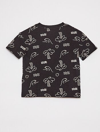 Camiseta de manga corta con bolsillo en el pecho y estampados