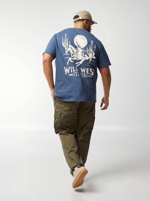 Camiseta de manga corta con bordado delantero y amplio estampado trasero - Kiabi