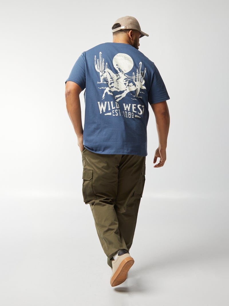Camiseta de manga corta con bordado delantero y amplio estampado trasero AZUL - Kiabi
