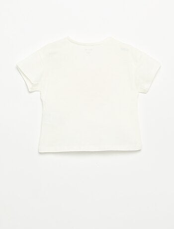 Camiseta de manga corta con corazón cosido