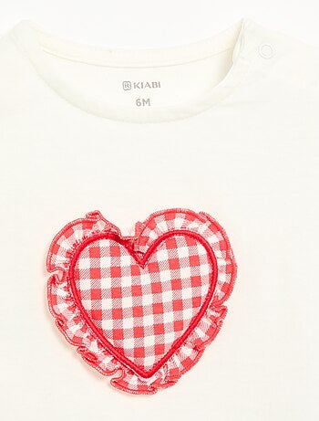 Camiseta de manga corta con corazón cosido