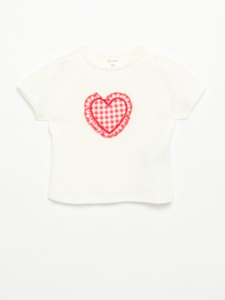 Camiseta de manga corta con corazón cosido