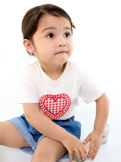 Camiseta de manga corta con corazón cosido - Kiabi Camiseta de manga corta con corazón cosido - Kiabi