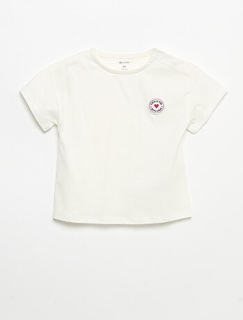 Camiseta de manga corta con corazón cosido