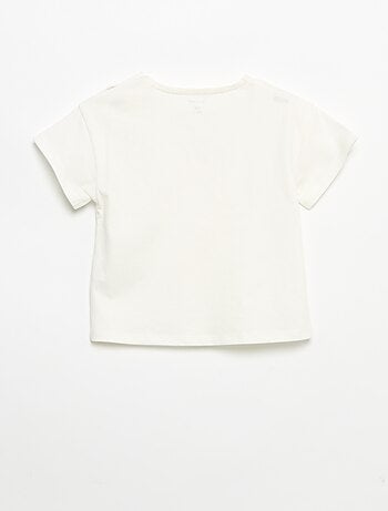 Camiseta de manga corta con corazón cosido