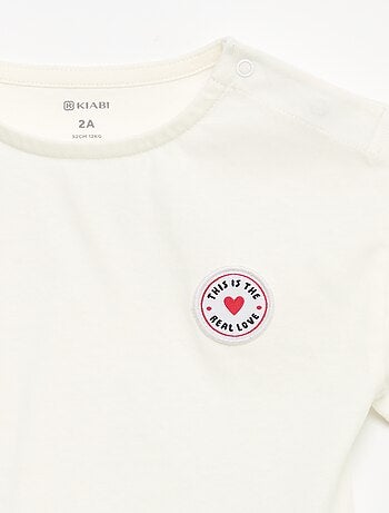 Camiseta de manga corta con corazón cosido