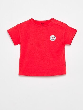 Camiseta de manga corta con corazón cosido