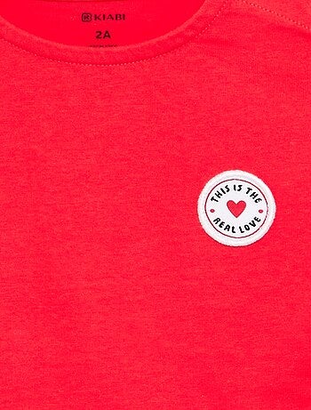 Camiseta de manga corta con corazón cosido