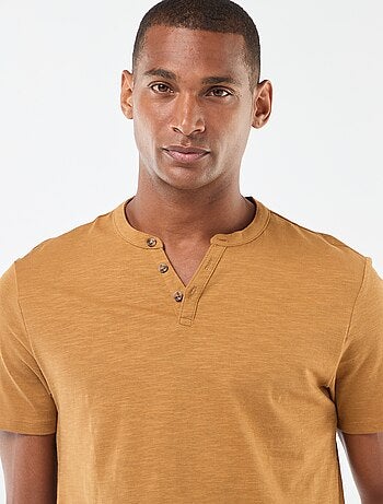 Camiseta de manga corta con cuello panadero