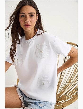 Camiseta de manga corta con cuello redondo y detalle floral de lucci