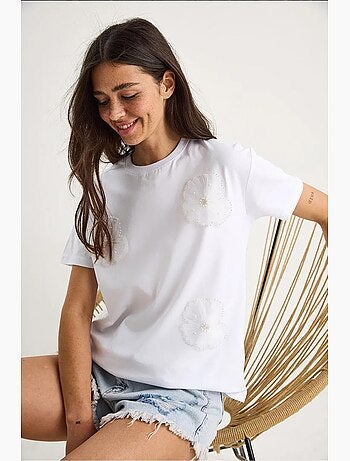 Camiseta de manga corta con cuello redondo y detalle floral de lucci