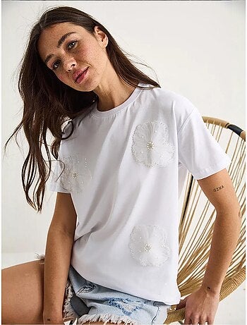 Camiseta de manga corta con cuello redondo y detalle floral de lucci