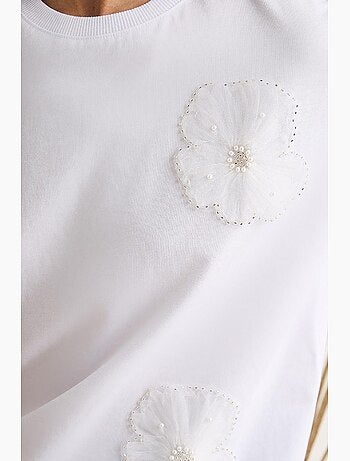 Camiseta de manga corta con cuello redondo y detalle floral de lucci