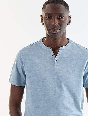Camiseta de manga corta con cuello tunecino