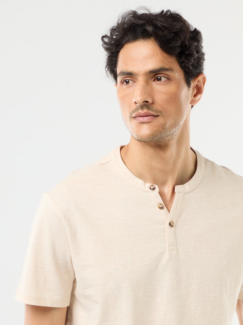 Camiseta de manga corta con cuello tunecino Beige - Kiabi
