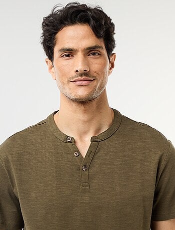 Camiseta de manga corta con cuello tunecino