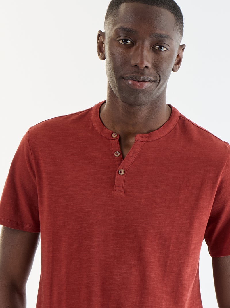 Camiseta de manga corta con cuello tunecino Rojo - Kiabi