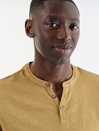 Camiseta de manga corta con cuello tunecino