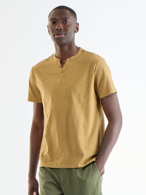 Camiseta de manga corta con cuello tunecino - Kiabi Camiseta de manga corta con cuello tunecino - Kiabi