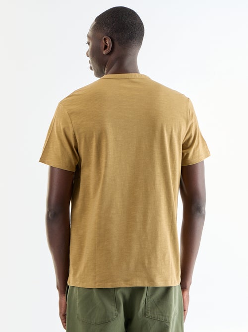 Camiseta de manga corta con cuello tunecino - Kiabi Camiseta de manga corta con cuello tunecino - Kiabi