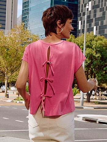 Camiseta de manga corta con espalda abierta
