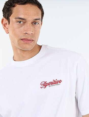 Camiseta de manga corta con estampados y bordados por delante y por detrás