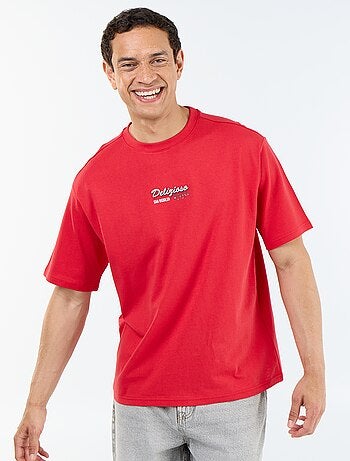 Camiseta de manga corta con estampados y bordados por delante y por detrás