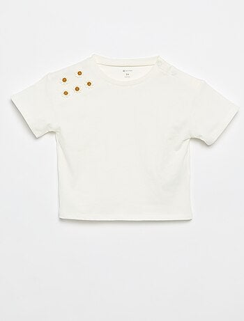Camiseta de manga corta con flores en el hombro