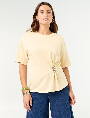 Camiseta de manga corta con joya de concha