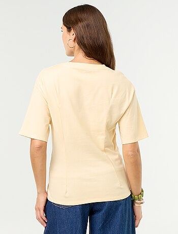 Camiseta de manga corta con joya de concha