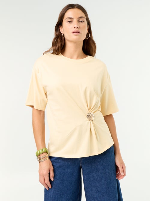 Camiseta de manga corta con joya de concha - Kiabi Camiseta de manga corta con joya de concha - Kiabi