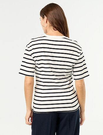 Camiseta de manga corta con joya de concha