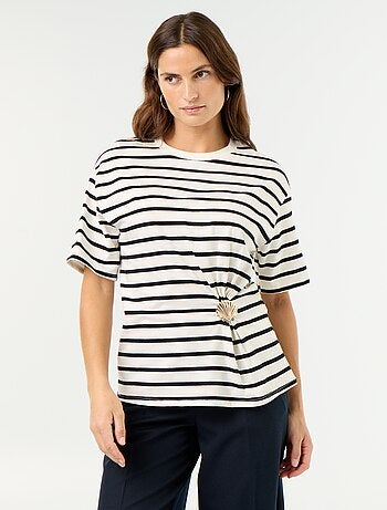 Camiseta de manga corta con joya de concha