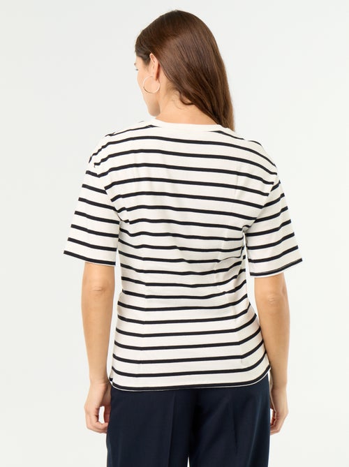 Camiseta de manga corta con joya de concha - Kiabi Camiseta de manga corta con joya de concha - Kiabi