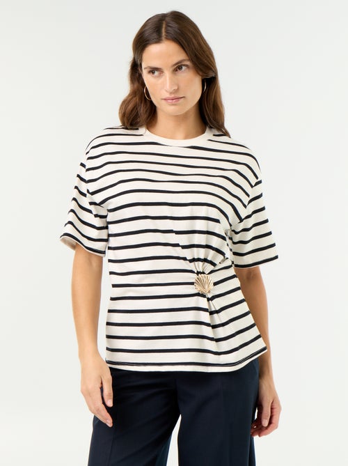 Camiseta de manga corta con joya de concha - Kiabi Camiseta de manga corta con joya de concha - Kiabi