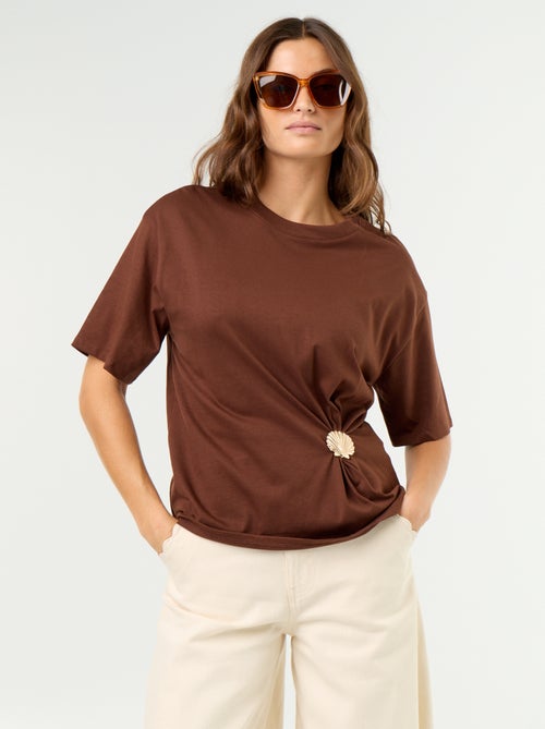 Camiseta de manga corta con joya de concha - Kiabi Camiseta de manga corta con joya de concha - Kiabi